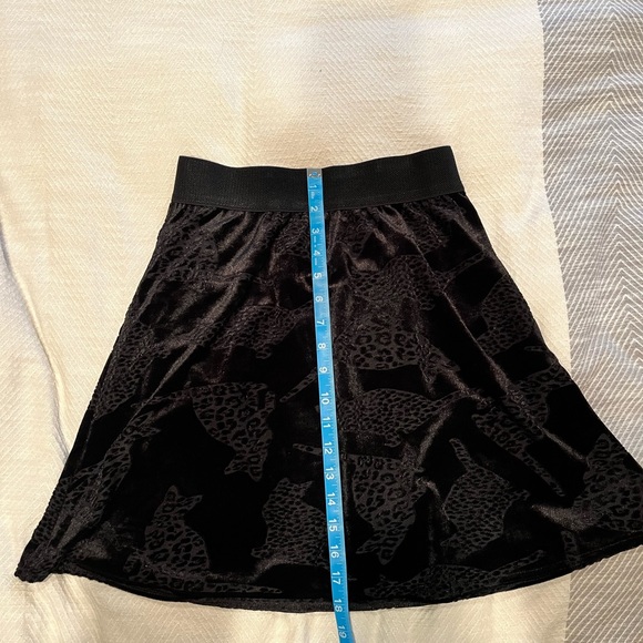 Black Velvet Skirt w/ Cat Pattern, Size 4 - Picture 9 of 9